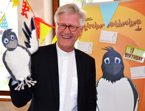 Der bayerische Landesbischof gratuliert mir