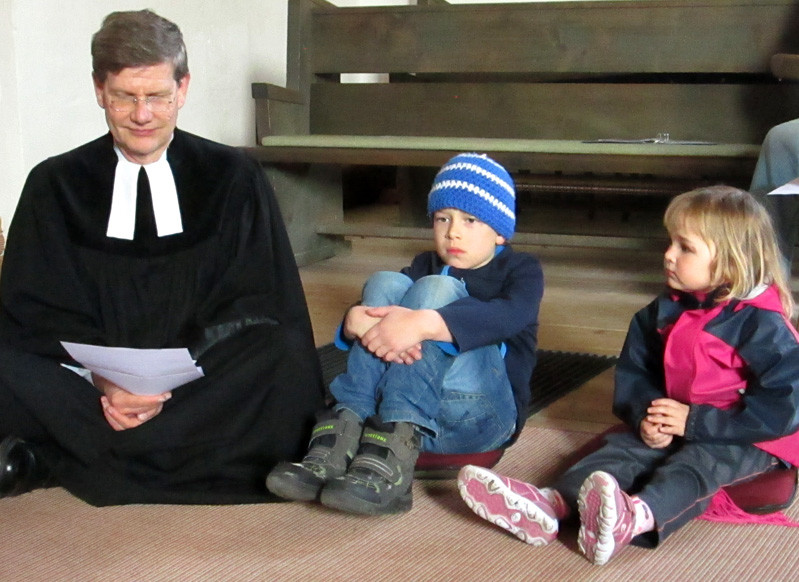 Kindergottesdienst mit Pfarrer Scheel