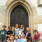 Vor der Kirche