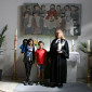 Altar Friedenskirche Hengersberg und Pfarrerin Sieber mit Raphael und Rebecca