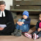 Kindergottesdienst mit Pfarrer Scheel