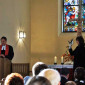 Pfarrer Rösch und Nicola stellen Kira der Gemeinde vor